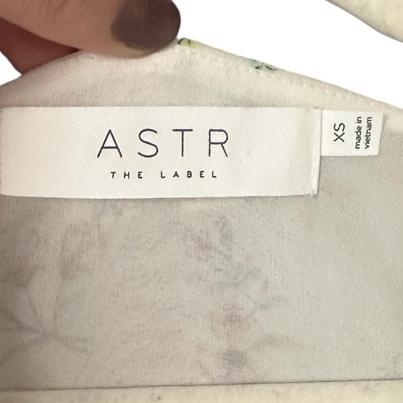 ASTR The Label Peplum Ruffle Wrap Floral Print Ivory Top Blouse Size XS - Picture 7 of 10